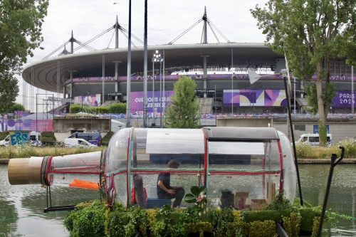La Bouteille, a performance by Abraham Poincheval